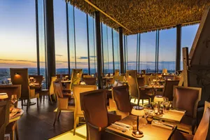Un restaurant [avec vous ?]